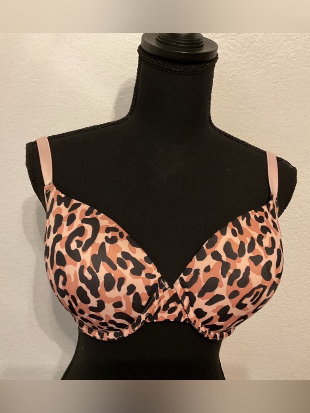 PINK Victoria's Secret Leopard Print T-Shirt Bra in Pink and Black
